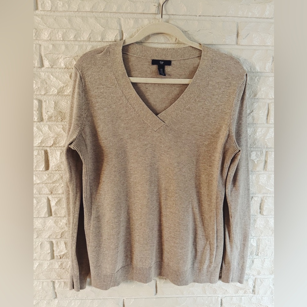 Gap V-Neck Beige Long Sleeve Sweater